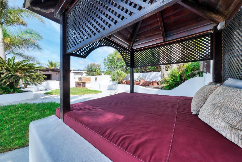 プラヤ・ブランカにあるVilla Picasso private Poolの裏庭の天蓋付き屋外ベッド