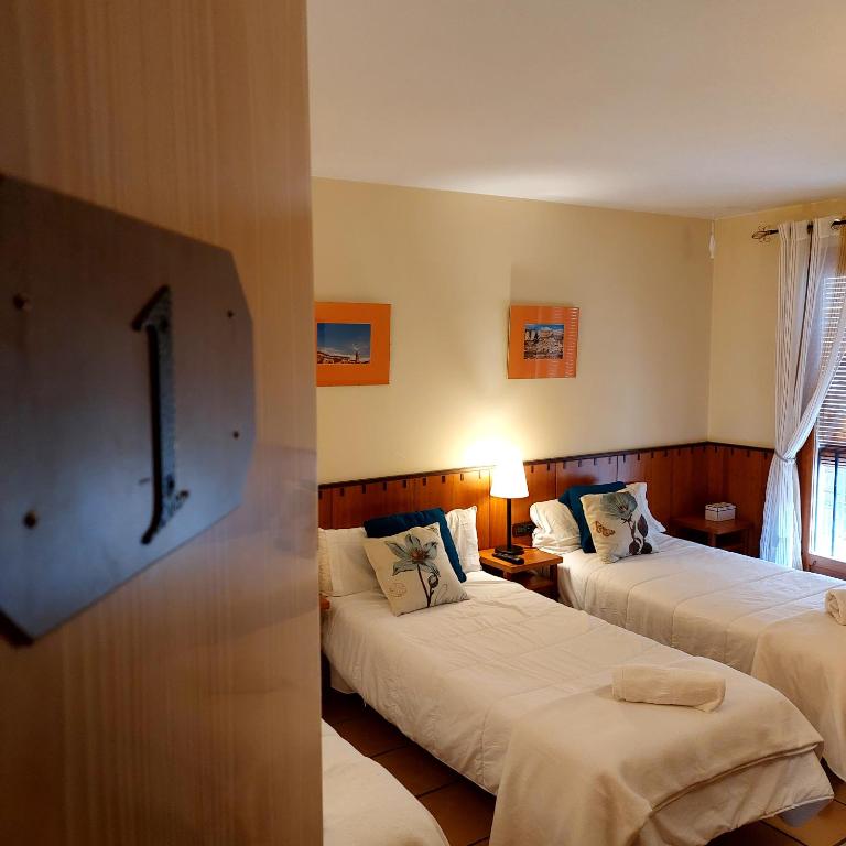 Hostal Tastavins - Chambre Triple Avec Vue Sur La Ville