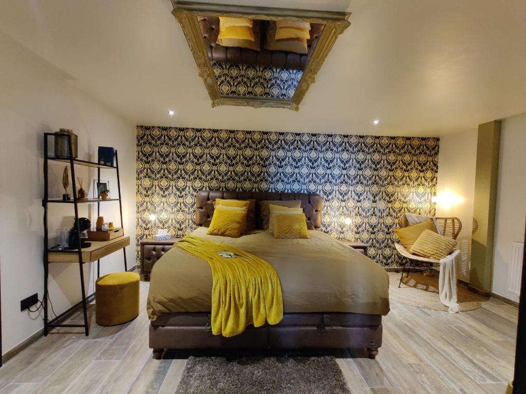 um quarto com uma cama com um cobertor amarelo em Chambre D'eau em Ichtegem