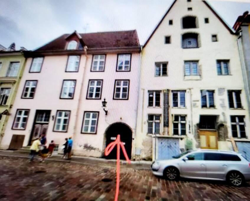un edificio con un coche aparcado delante de él en Medieval unit with sauna, en Tallin
