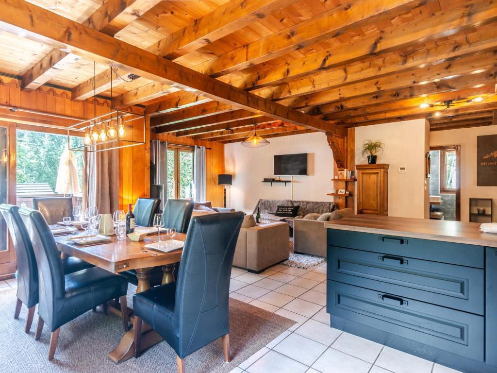 une cuisine et une salle à manger avec une table et des chaises dans l'établissement Chalet de charme 4 ch, garage & cheminée - Morzine - FR-1-754-16, à Morzine