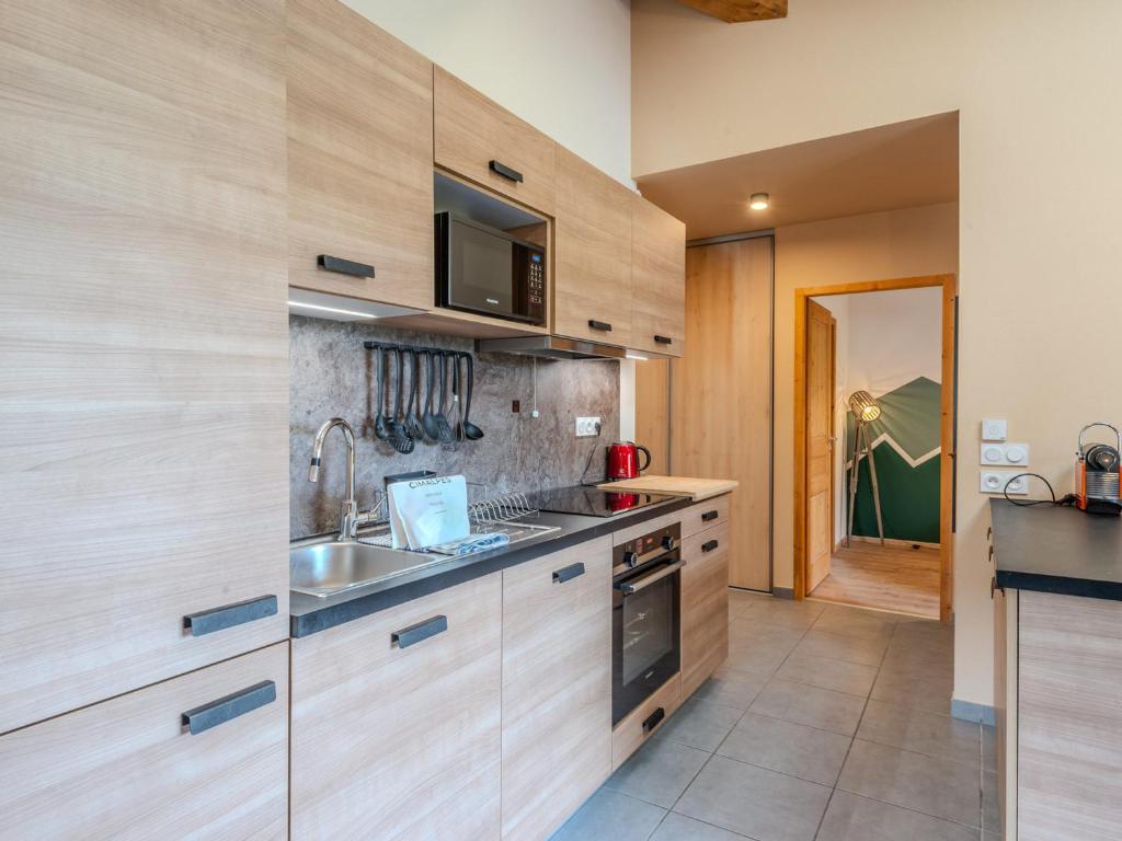 Una cocina o kitchenette en Appartement Morzine, 3 pi&egrave;ces, 4 personnes - FR-1-754-45