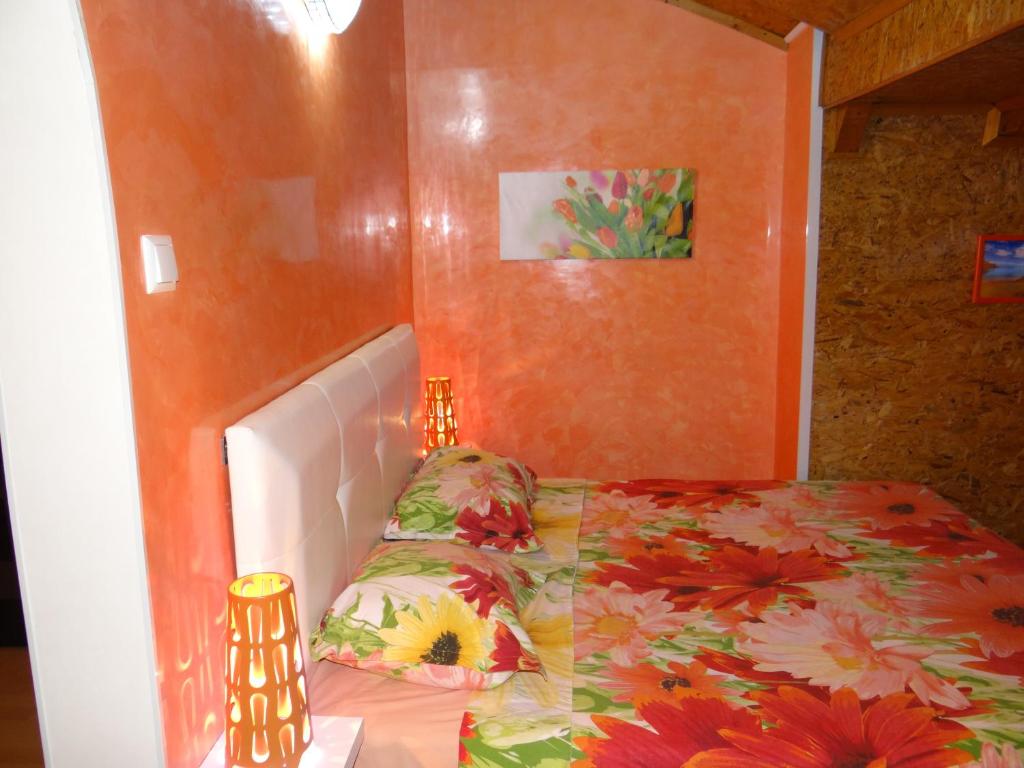 Postel nebo postele na pokoji v ubytování Orange Flower Apartments