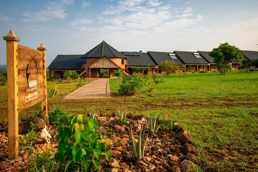 una casa con un jardín delante de ella en Mara Safari Lodge Kidepo, 