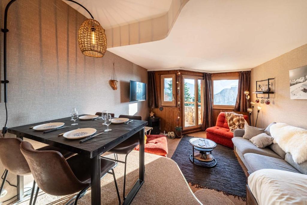 un salon avec une table et un canapé dans l'établissement Le Cairn, à Avoriaz