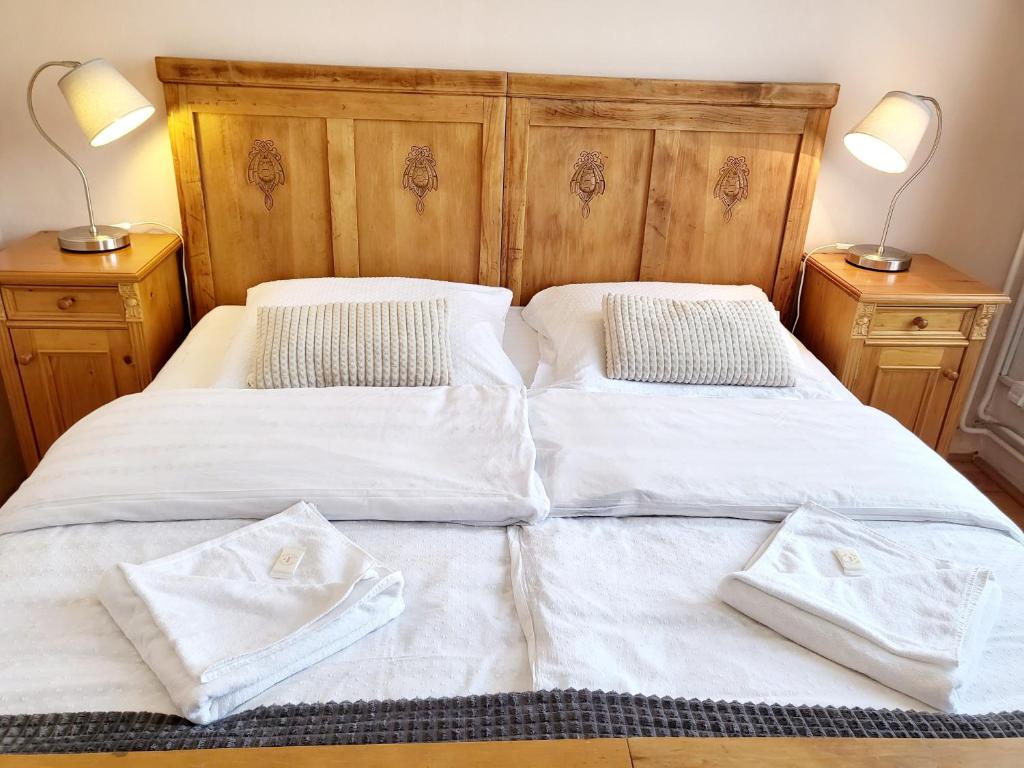 ヤブロネツ・ナド・ニソウにあるPenzion Bazalkaのベッド(白いシーツ、枕付)
