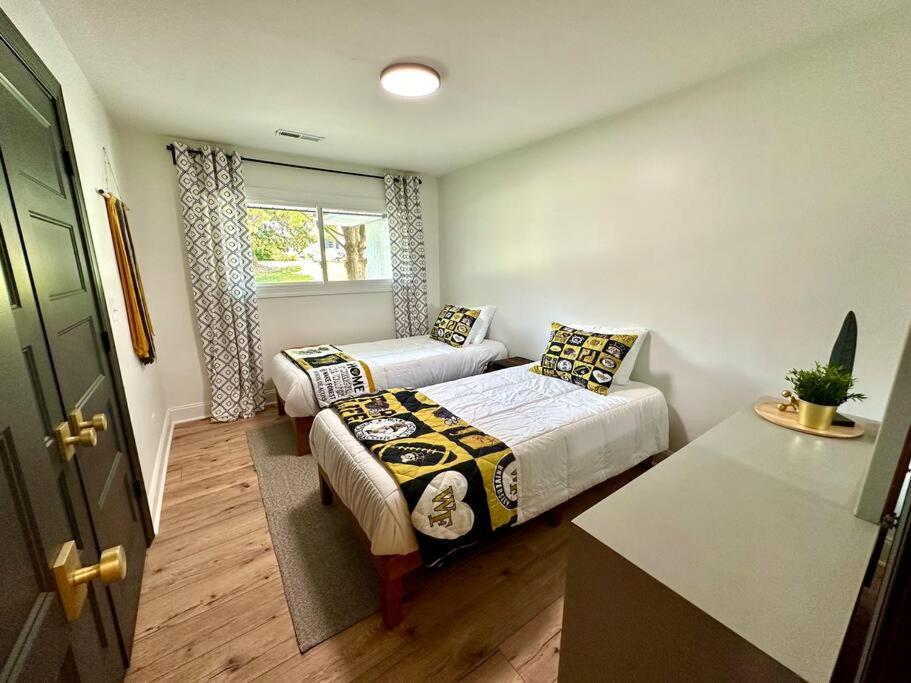 The Demon Deacon Den BuenaVista, WinstonSalem (updated prices 2024)