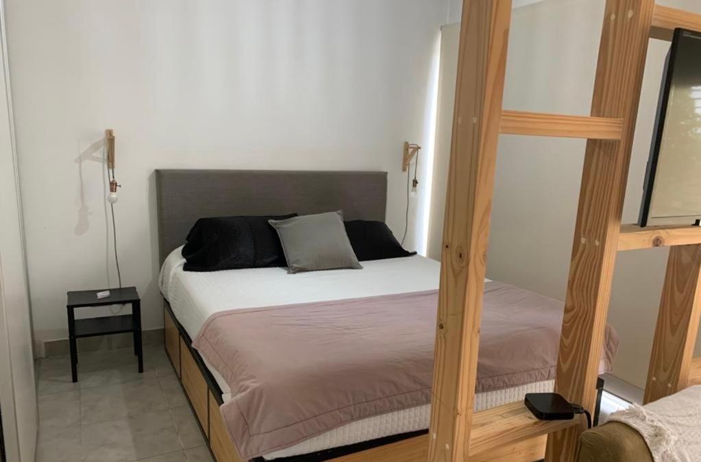 a bedroom with a bed and a ladder to a bunk bed at El Monoambiente mas lindo de Haedo con Cochera y Balconazo in Mariano J. Haedo