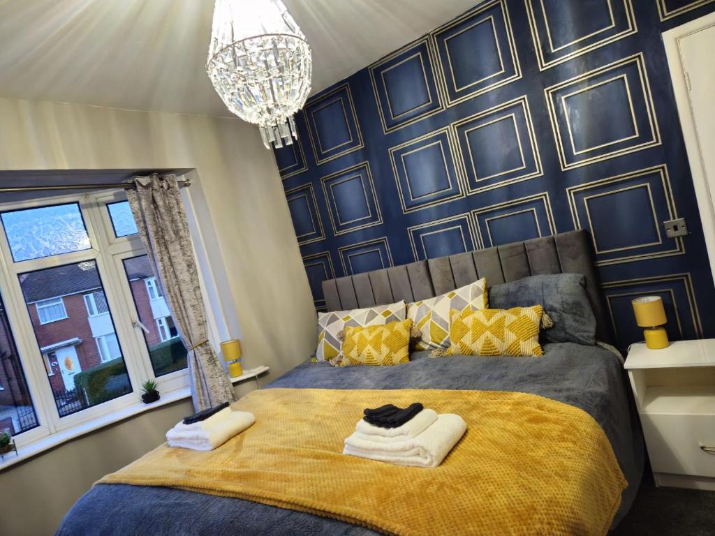 ein Schlafzimmer mit einem großen Bett mit zwei Handtüchern darauf in der Unterkunft Clifton House, For Holidays, Contractors, Relocation, Work, Etc, Free Parking and Wifi in Preston