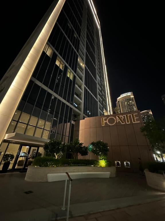 um edifício forreeline com uma placa à noite em Forte Downtown Dubai em Dubai