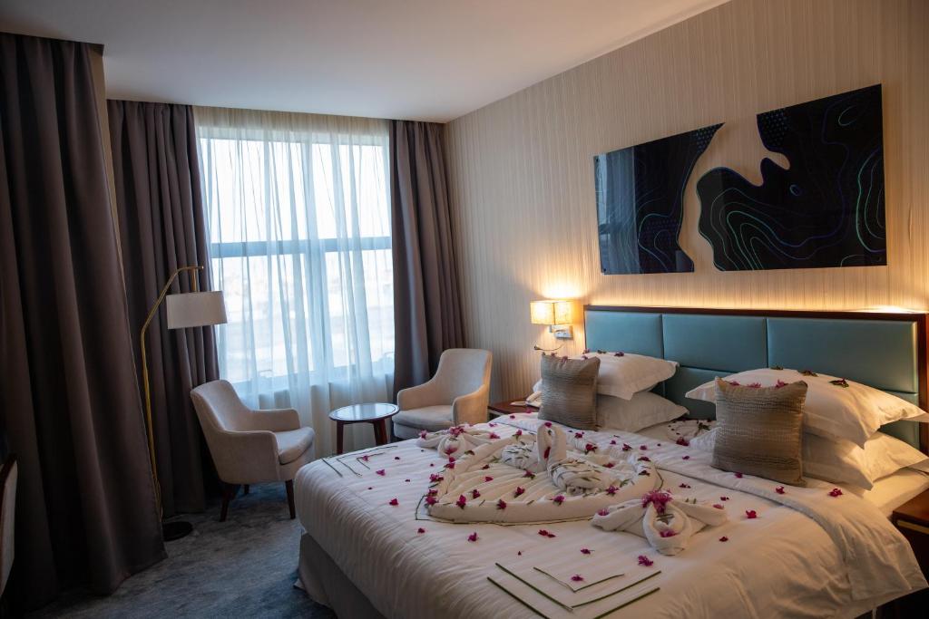 Postel nebo postele na pokoji v ubytování فندق جراند أوتيل للشقق المخدومة Grand Hotel Serviced Apartments