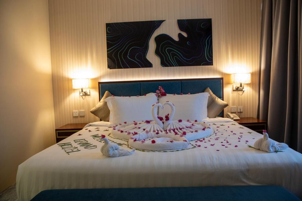 Postel nebo postele na pokoji v ubytování فندق جراند أوتيل للشقق المخدومة Grand Hotel Serviced Apartments