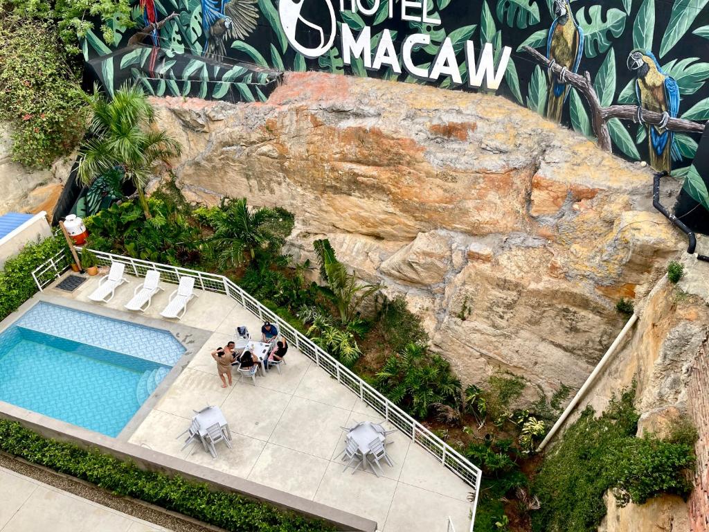 uma vista superior de uma piscina num resort de luxo em Hotel Macaw Cúcuta em Cúcuta