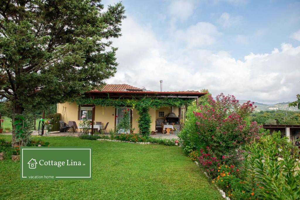 una casa con un jardín delante de ella en Cottage Lina en Edessa