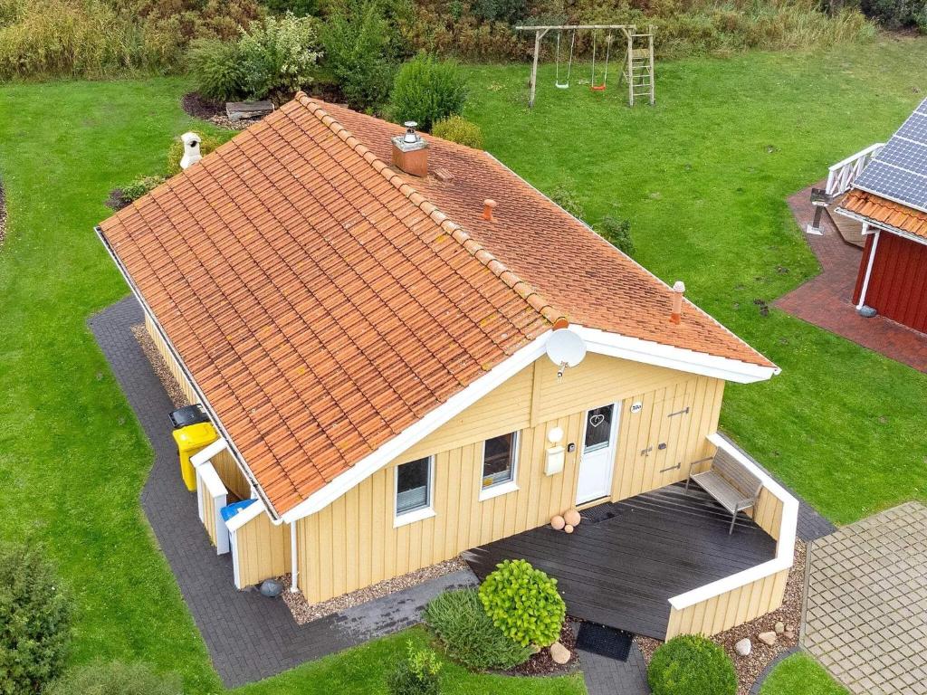 オッテルンドルフにある4 person holiday home in Otterndorfの小屋の屋根