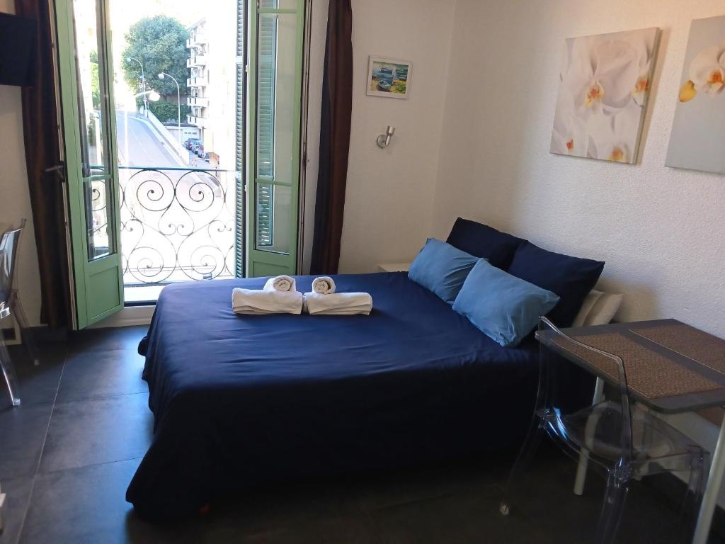 1 dormitorio con 1 cama con 2 toallas en studio à 2 mn à pied de la plage en Niza