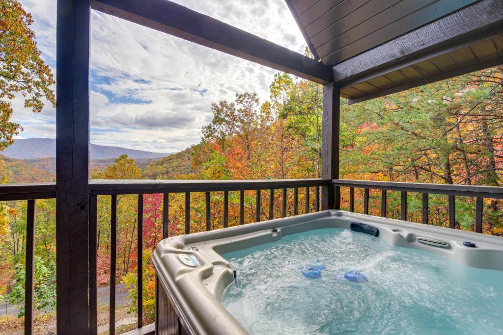 Fall Smoky Mountains hot tub cabin