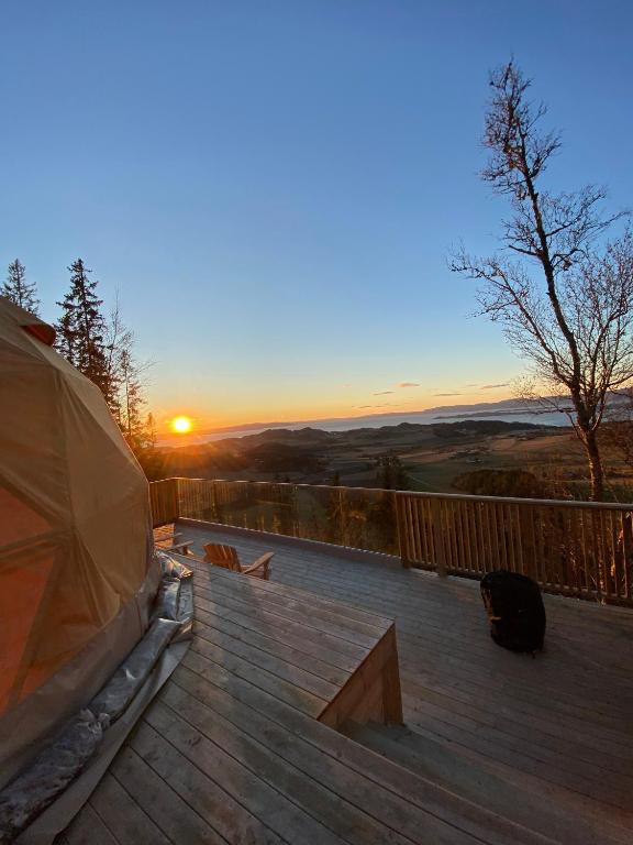 Východ nebo západ slunce při pohledu z luxury tent nebo okolí