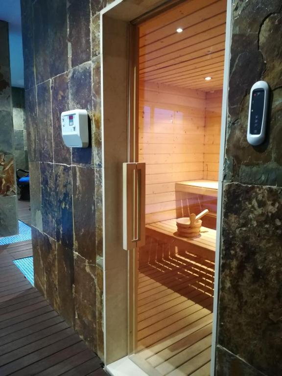 TV a/nebo společenská místnost v ubytování Hotel Ibn-Arrik
