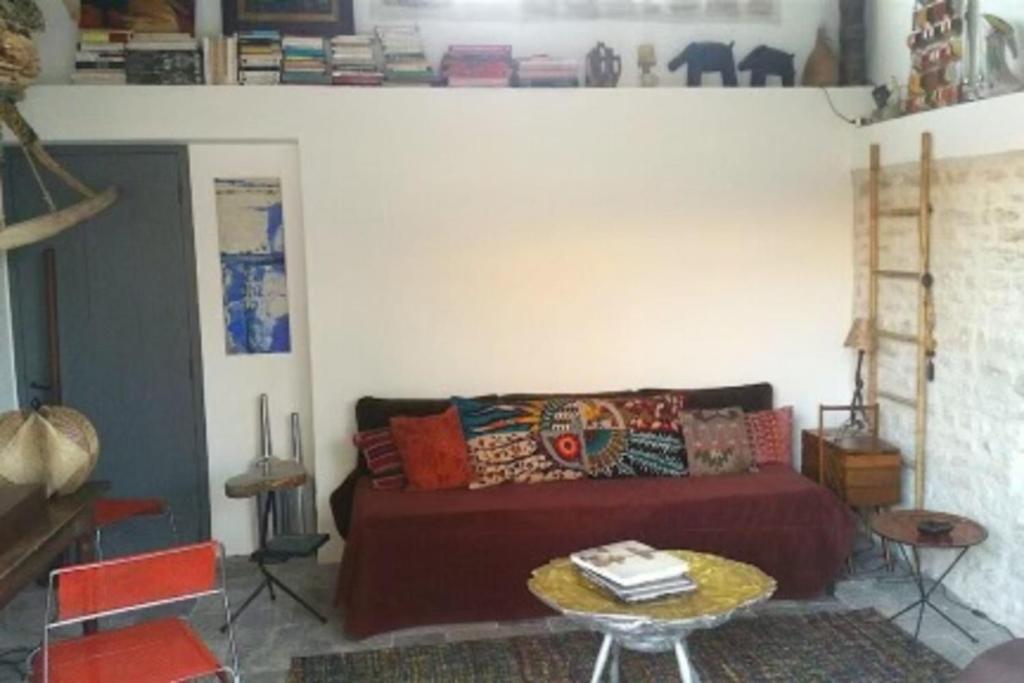 uma sala de estar com um sofá e uma mesa em Bright house with garden - île de Ré em Saint-Clément-des-Baleines