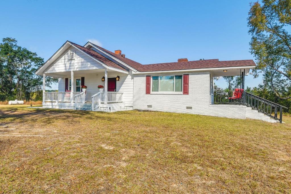 een huis met een grote tuin ervoor bij Tuskegee Countryside Retreat on 7 Acres! in Tuskegee