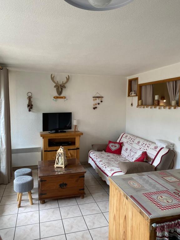 un salon avec un canapé et une table dans l'établissement Appt briancon 4 pers au pied des remontés mécaniques le relais de la guisane, à Briançon