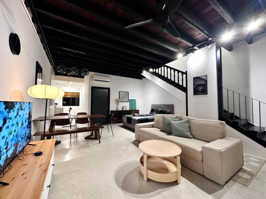 sala de estar con sofá y TV en (New) Fettes Villa for 20Pax @CentralPenang/Gurney, en George Town