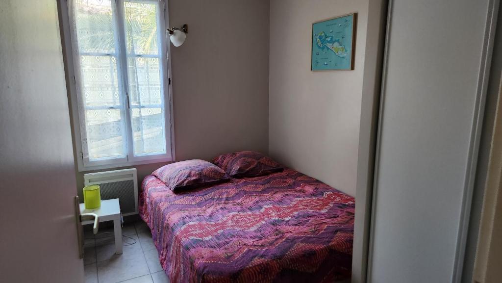 Łóżko lub łóżka w pokoju w obiekcie Maison 6 personnes à l'Ile de Ré