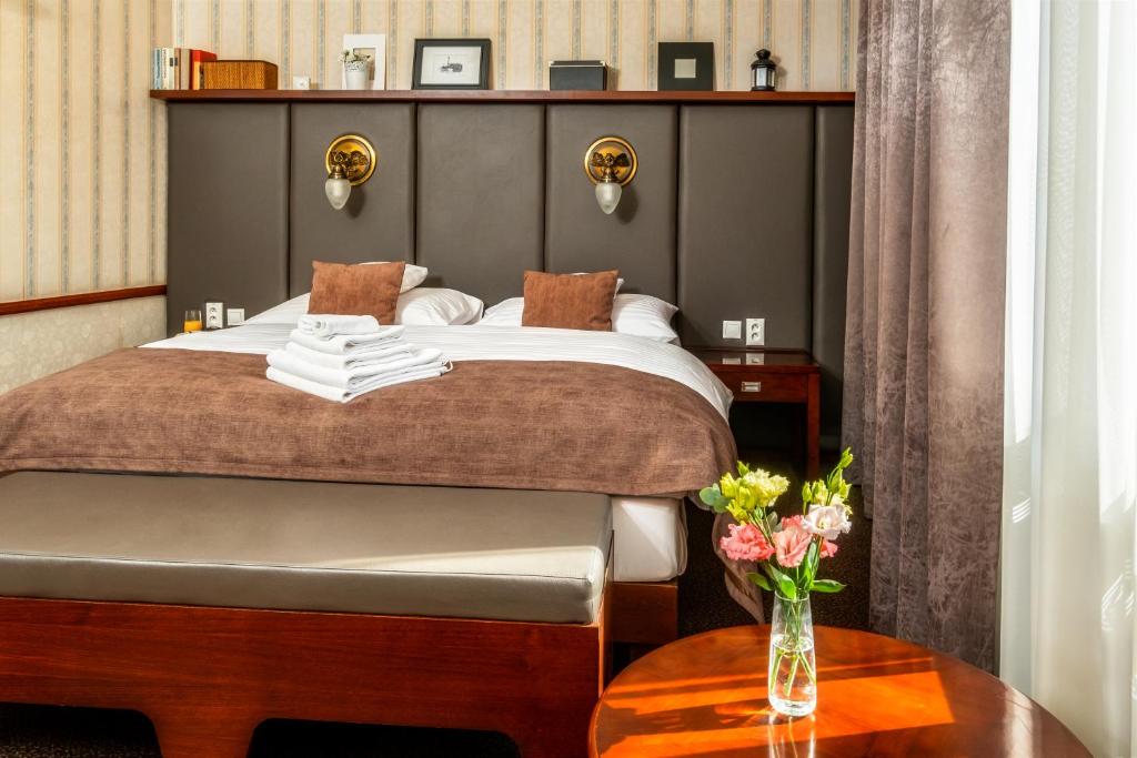 Postel nebo postele na pokoji v ubytování Hotel Golden Eagle