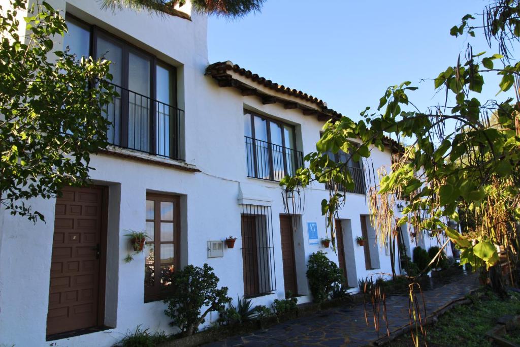Casa blanca con ventanas negras y entrada en Las Casas de la Tía Sabina - ONLY ADULTS by SIERRA VIVA, en Cortelazor