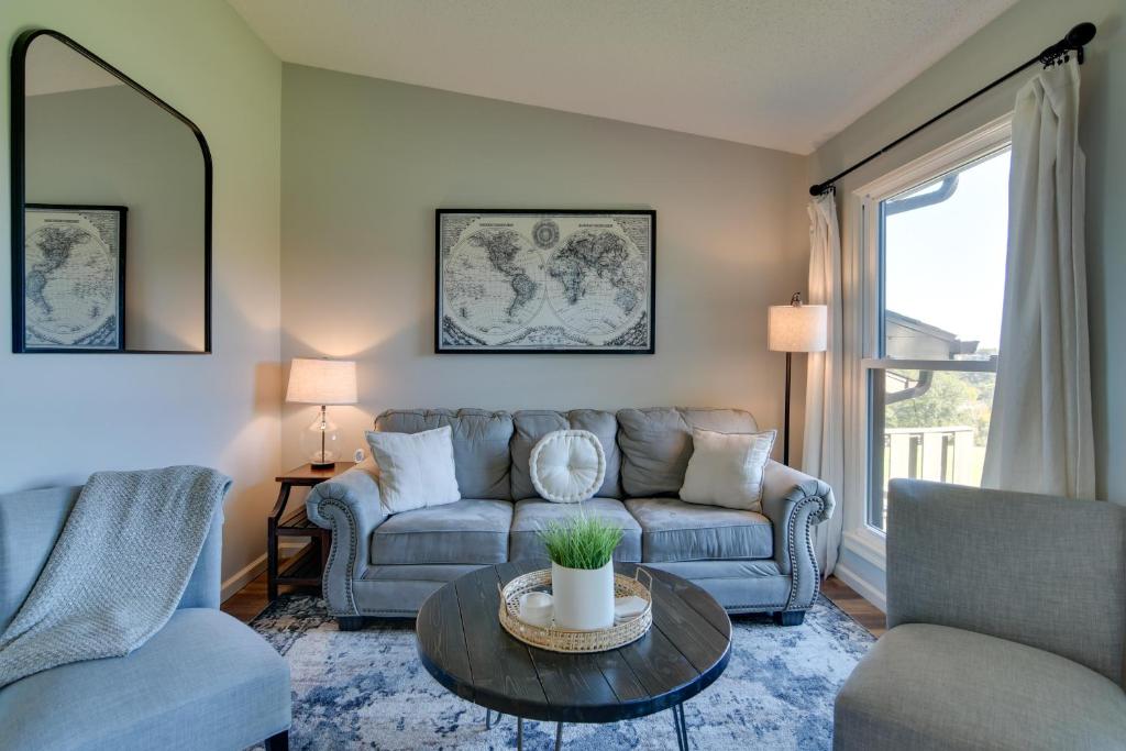 een woonkamer met een bank, stoelen en een tafel bij Branson Pointe Royale Resort Condo with Amenities! in Branson