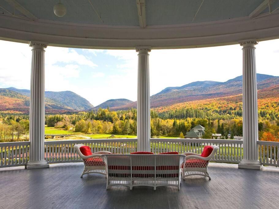 un porche con 2 sillas y una mesa con vistas en SKI in SKI OUT at Bretton Woods. 1Gigi WIFI, Views, en Bretton Woods