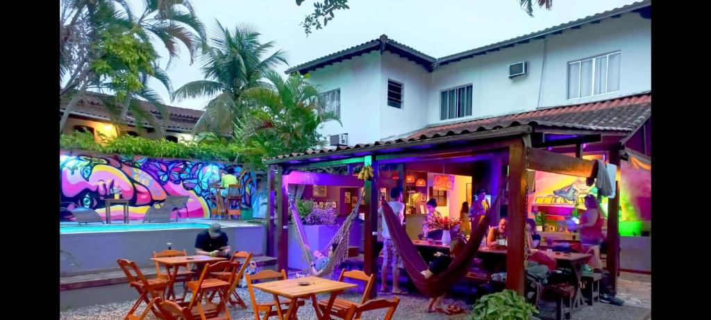un restaurante con mesas y sillas y un parque infantil en Che Lagarto Paraty, en Paraty