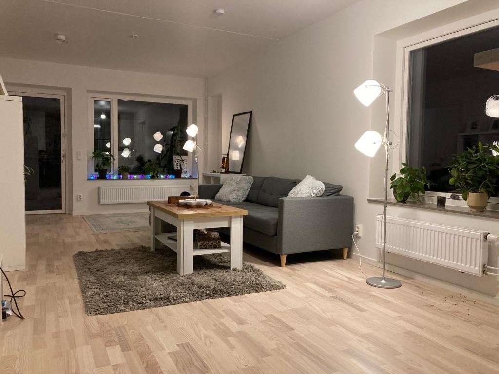 sala de estar con sofá y mesa en Cozy Room en Borås