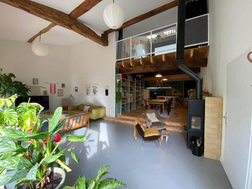 einen offenen Schnitt mit einem Wohnzimmer und einem Esszimmer in der Unterkunft Loft Saint-Jean in Monségur