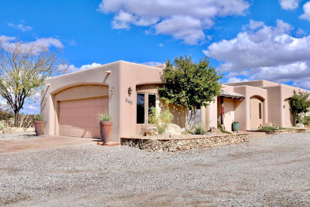 uma casa com garagem numa calçada de cascalho em Beautiful and Comfortable Southwestern Home 1 em Las Cruces