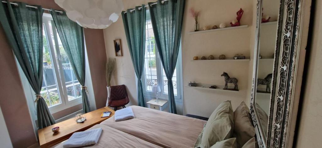 een slaapkamer met een grote spiegel en een bed bij Loft Disneyland in Esbly