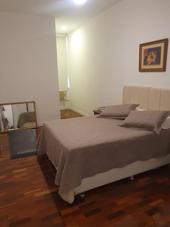 1 dormitorio con 1 cama grande y espejo en Melhor de Copacabana en Río de Janeiro