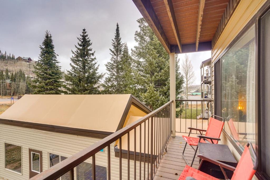 a balcony of a house with chairs and a table at Brian Head Studio Condo with Balcony and Mountain View in Brian Head