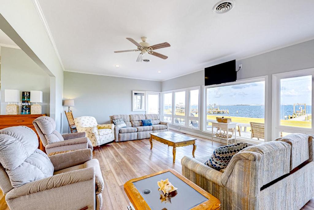 uma sala de estar com dois sofás e uma televisão em Living Water Estate em Atlantic Beach