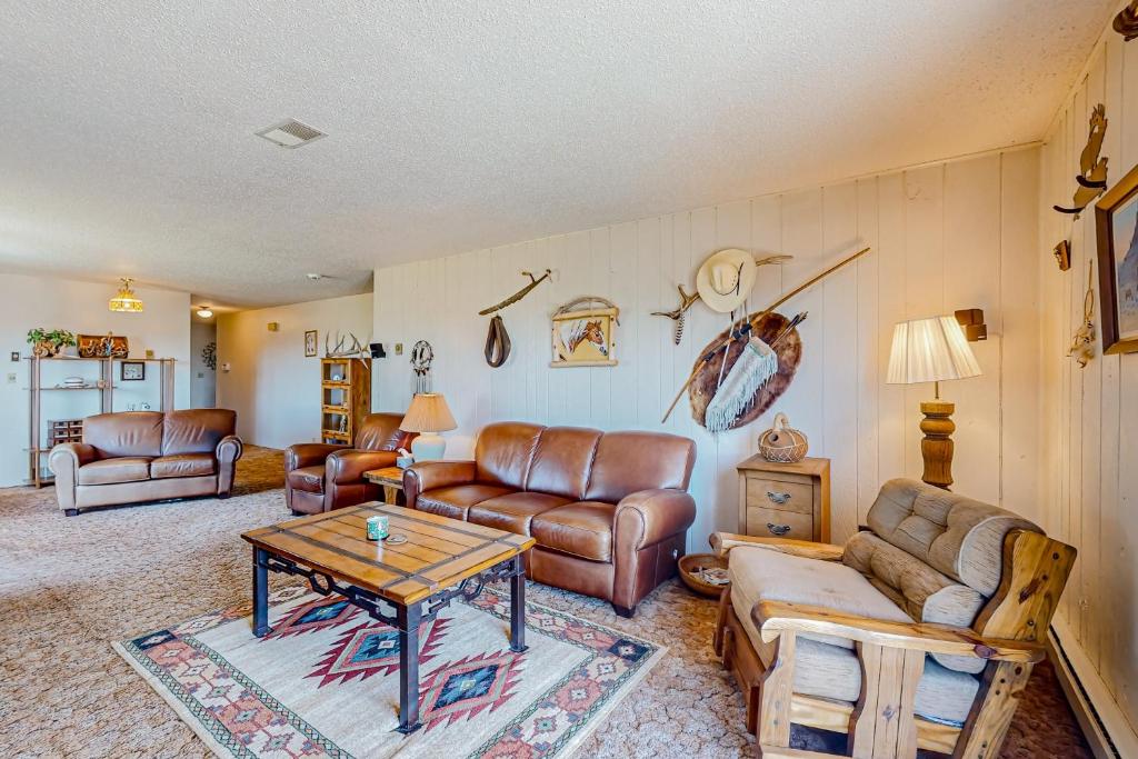 een woonkamer met lederen meubels en een tafel bij Western Wonders in Alamosa