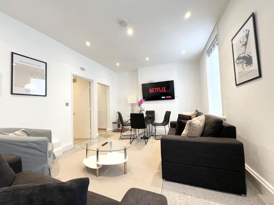 sala de estar con sofá y mesa en 2 Bedroom Apartment-Oxford Street-Central London, en Londres