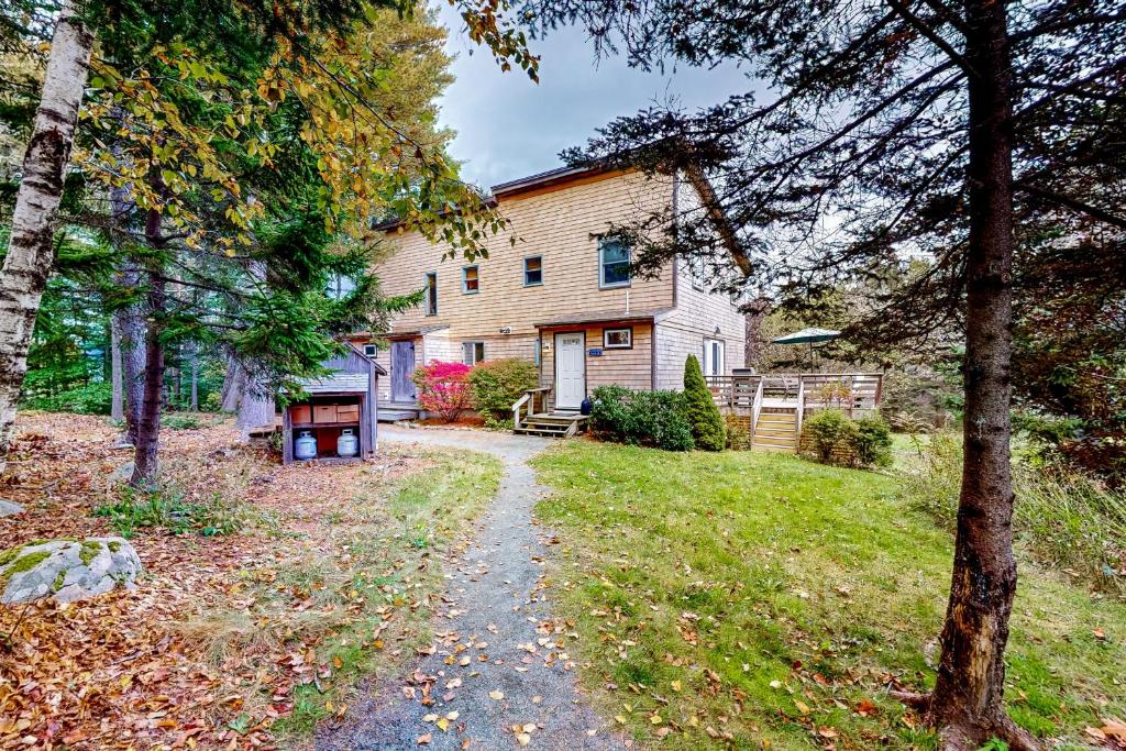 une maison avec un chemin devant elle dans l'établissement Southside at Cobb Nob, à Southwest Harbor