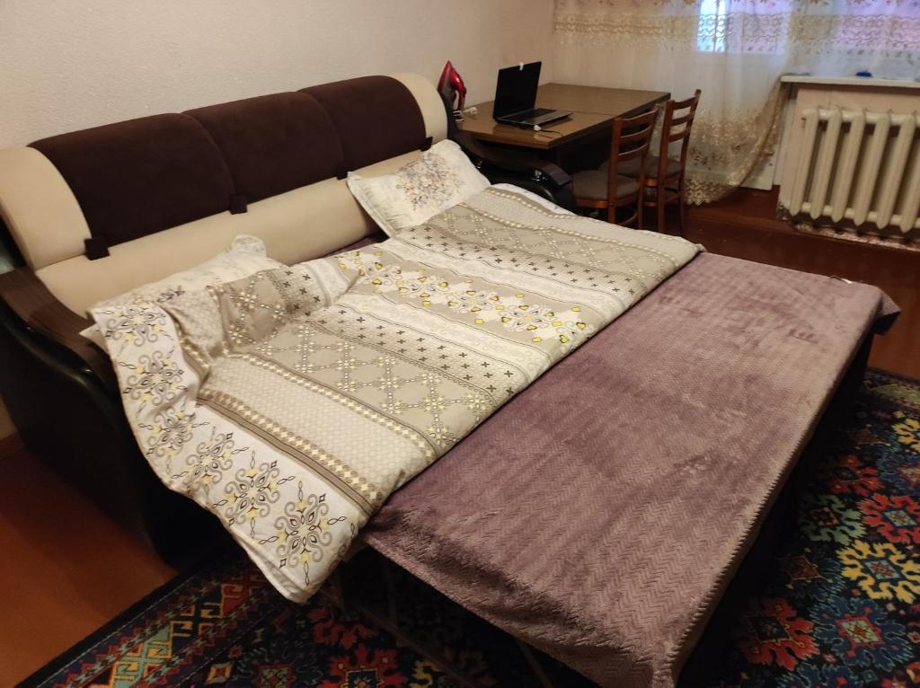 Bett mit Kissen darauf in einem Zimmer in der Unterkunft Hostel in Orhei