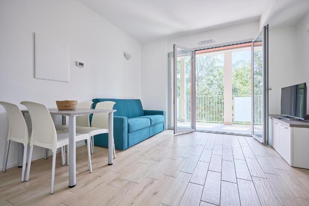 - un salon avec une table et un canapé bleu dans l'établissement New Twin Flat 2 - Vicino San Siro Stadium e M5, à Milan