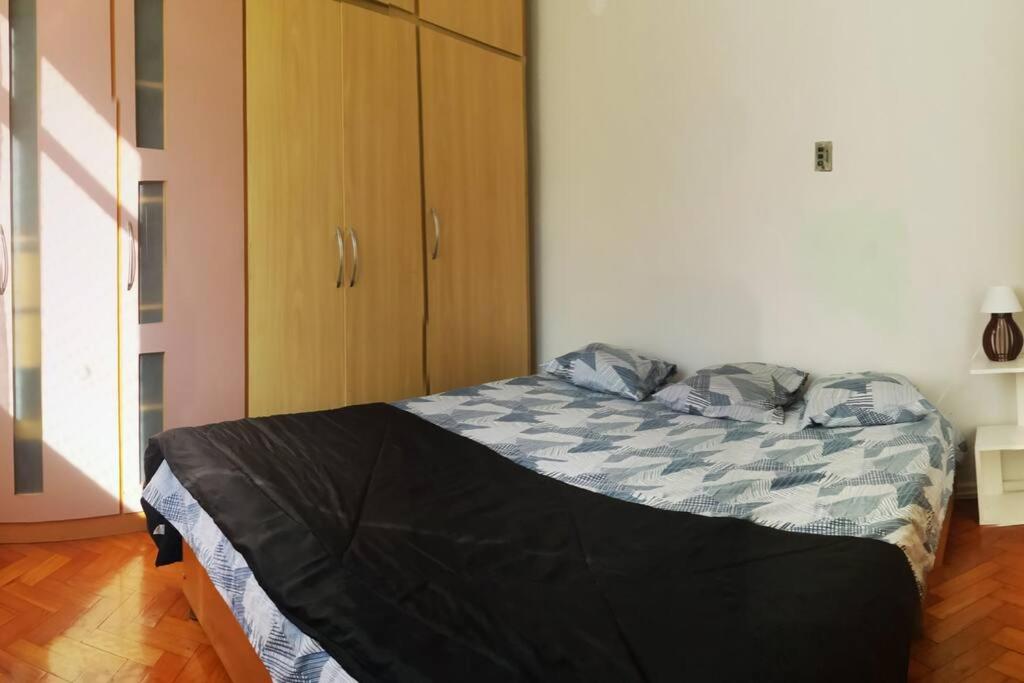 1 dormitorio con 1 cama en una habitación en Botafogo: two Private Suites., en Río de Janeiro