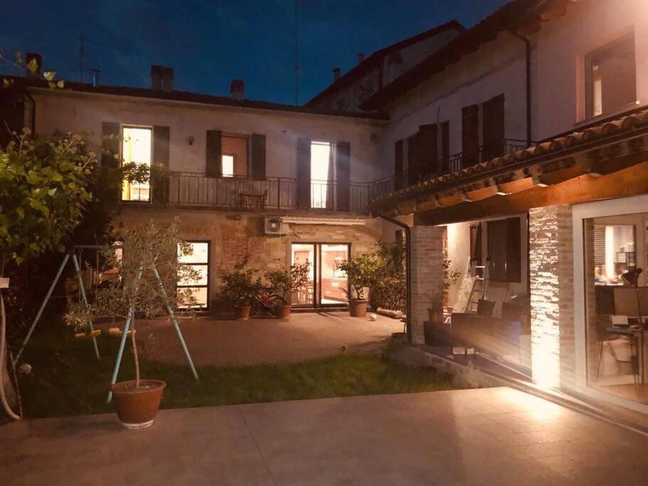 une grande maison avec une cour la nuit dans l'établissement Ca' Cuore in Monferrato, à Serralunga di Crea