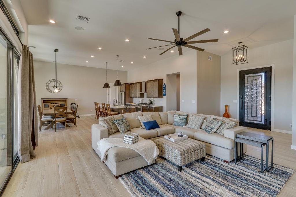 Luxurious Desert Oasis Fireplace and Private Pool!, Apache Junction