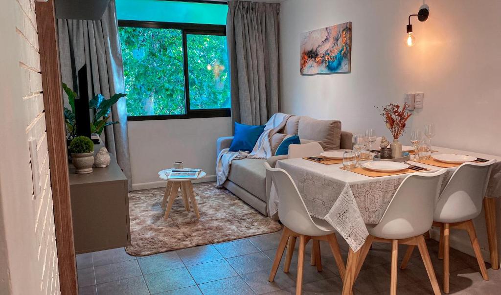 uma sala de estar com uma mesa e um sofá em Departamento con cochera mejor zona de Mendoza em Mendoza