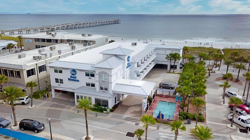 een luchtzicht op een gebouw naast het strand bij Best Western Oceanfront in Jacksonville Beach